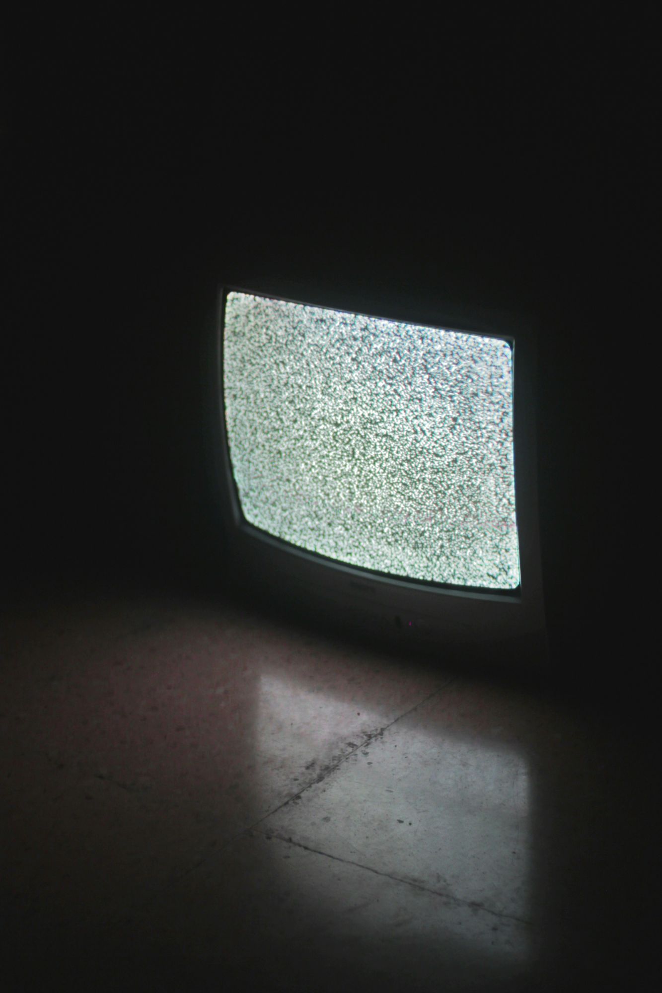 Alter Röhrenfernseher mit weiß-schwarzem Rauschen – symbolisiert den Wandel von klassischen Medien zu moderner, digitaler Audio- und Multimedia-Werbung.