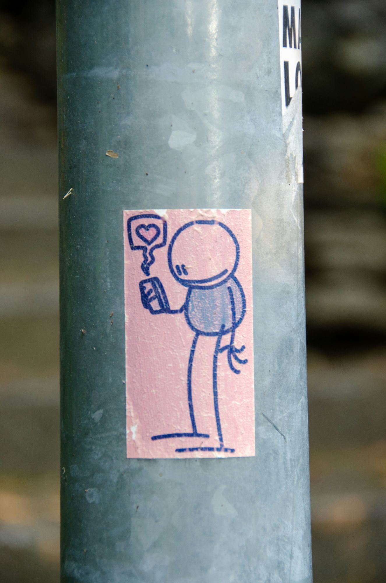 Sticker mit Strichmännchen, das auf ein Smartphone schaut – symbolisiert präzise Koordination und optimierte Kommunikation in Projekten für reibungslose Marketingprozesse.