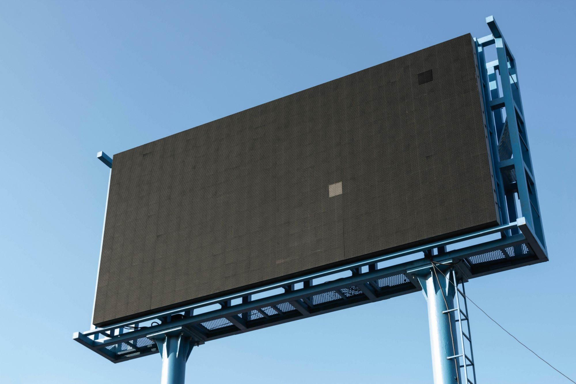 Große Video-LED-Werbewand für internationale Markenwerbung, symbolisiert HOOMAs Erfahrung in globalen Kampagnen, Marktführung und strategischer Markenberatung.